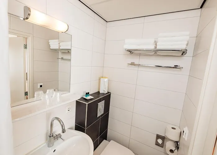 Sleeping By Beelen كاتفايك أن زي